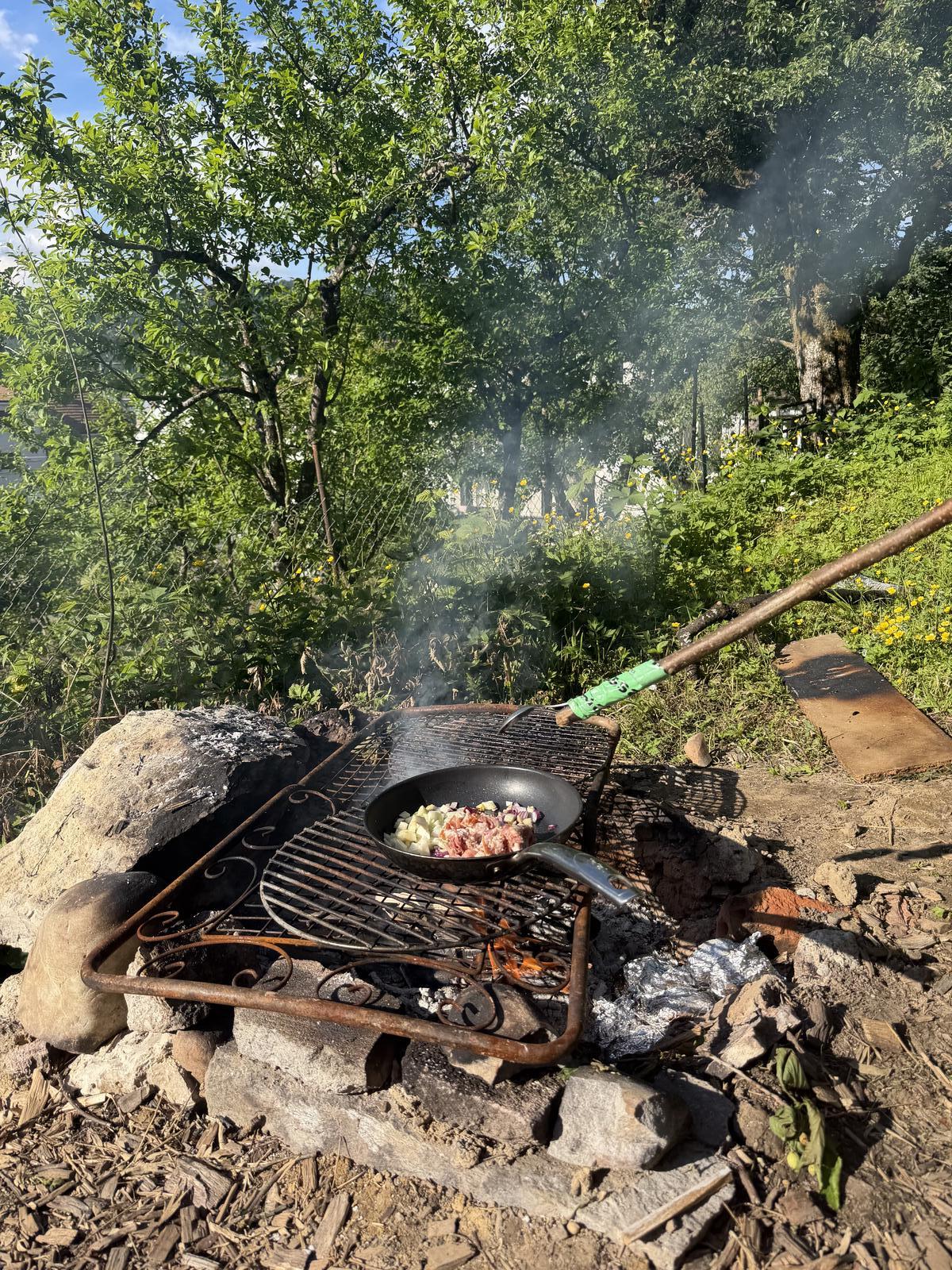 Kochen am offenen Feuer im Garten