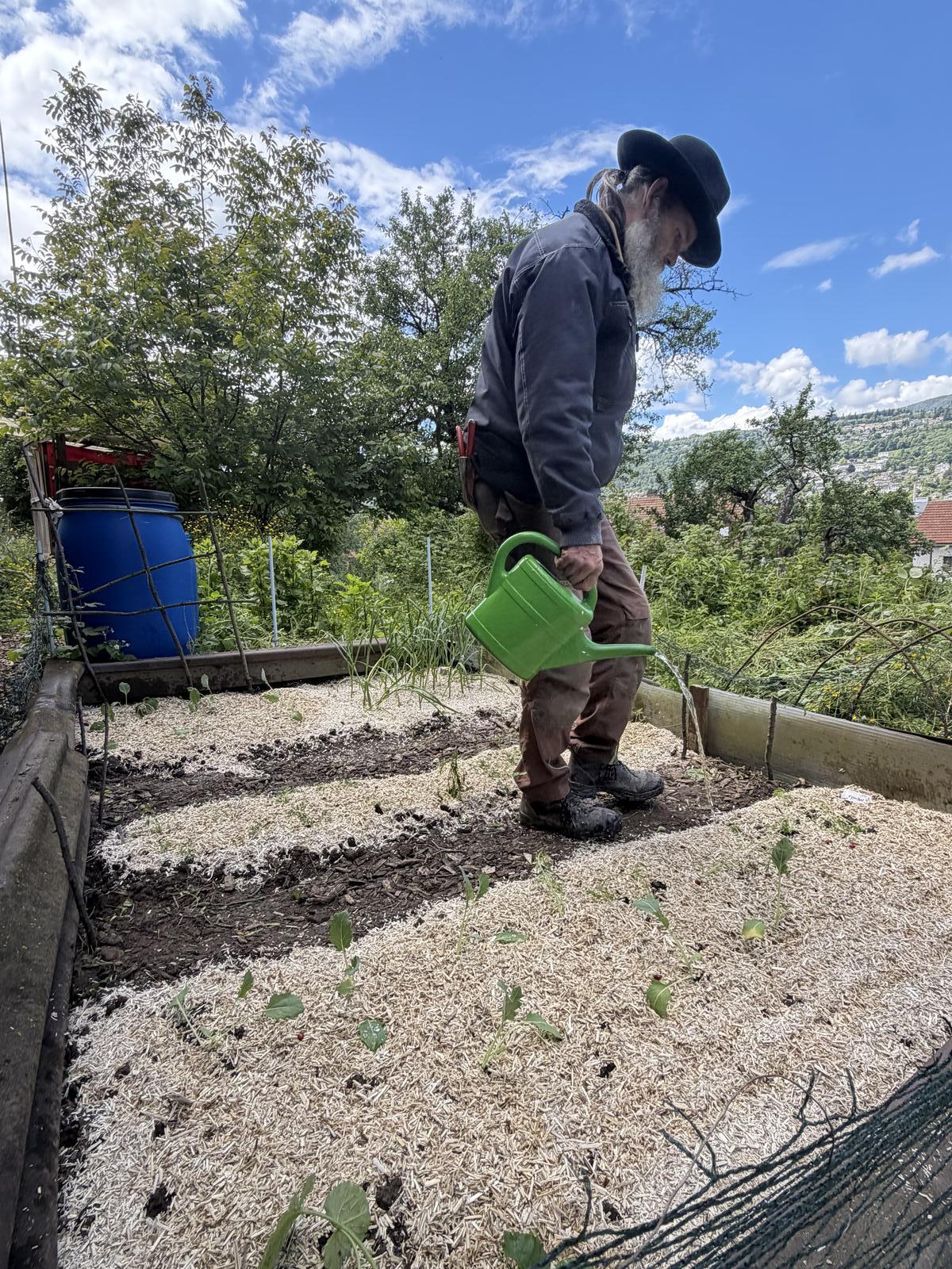 Mit der Giesskanne durch den Garten