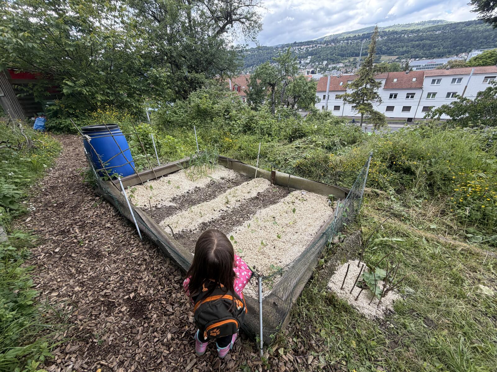 Kind am Hochbeet — gemeinsam gärtnern im Hoole