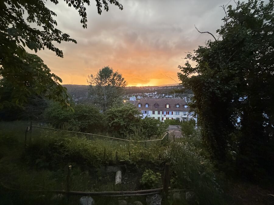 Sonnenuntergang über Biel/Bienne vom Garten aus
