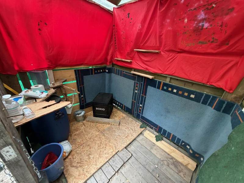 Selbstgebaute Hütte im Autonomen Garten Hoole