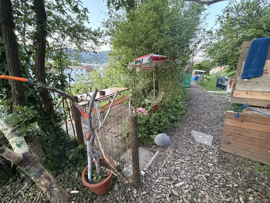 Gartenbereich mit Hängematte und Lagerfeuer